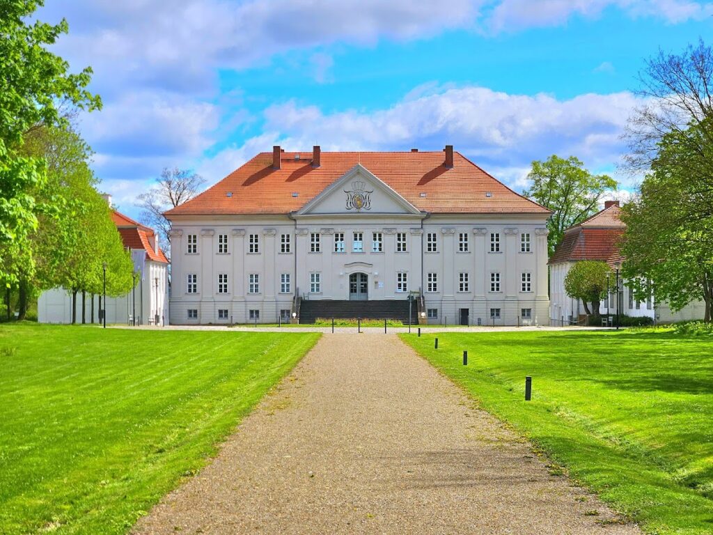 Schloss Hohenzieritz: A Mecklenburg-Strelitz Summer Residence and Memorial 2 Schloss Hohenzieritz