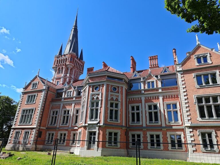 Pałac Tyszkiewiczów w Landwarowie: A Gothic Revival Palace in Lithuania