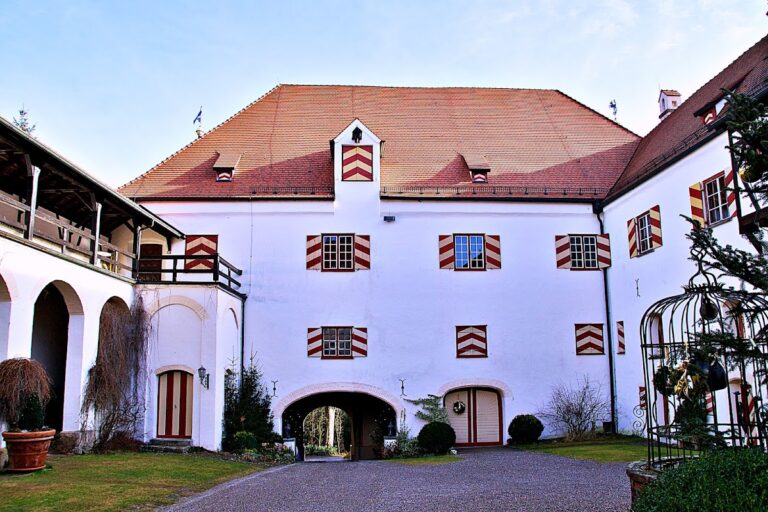 Schloss Kronburg: A Medieval Castle and Residential Stronghold in Germany