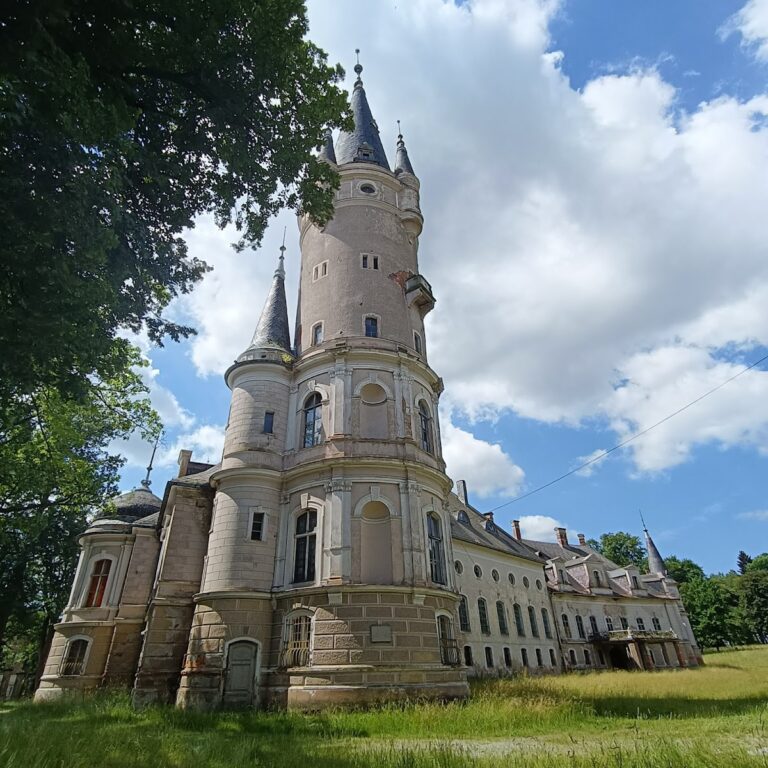 Bożków Palace: A Historic Aristocratic Residence in Poland