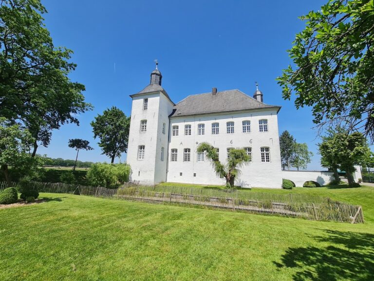 Haus Neersdonk: A Former Aristocratic Manor House in Germany