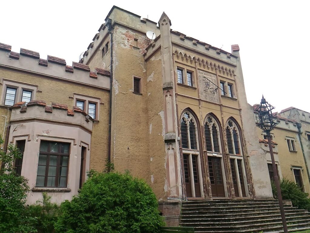 Radoliński Palace: An English Gothic Revival Residence in Jarocin, Poland 4 Radoliński Palace