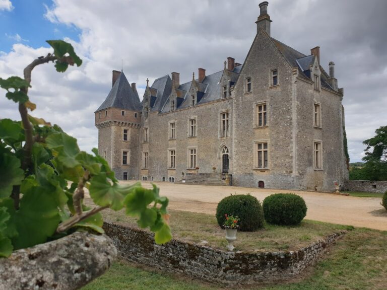 Varennes-l’Enfant Castle: Medieval Lordship and Modern Château in France