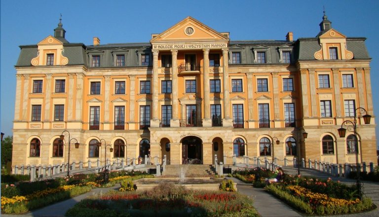 Amber Palace in Włocławek: Headquarters of the Samotna Mama Foundation