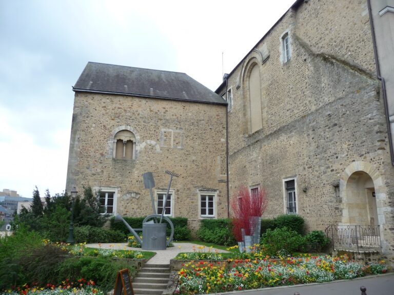 Palais des comtes du Maine: A Medieval Comital Palace and City Hall in Le Mans