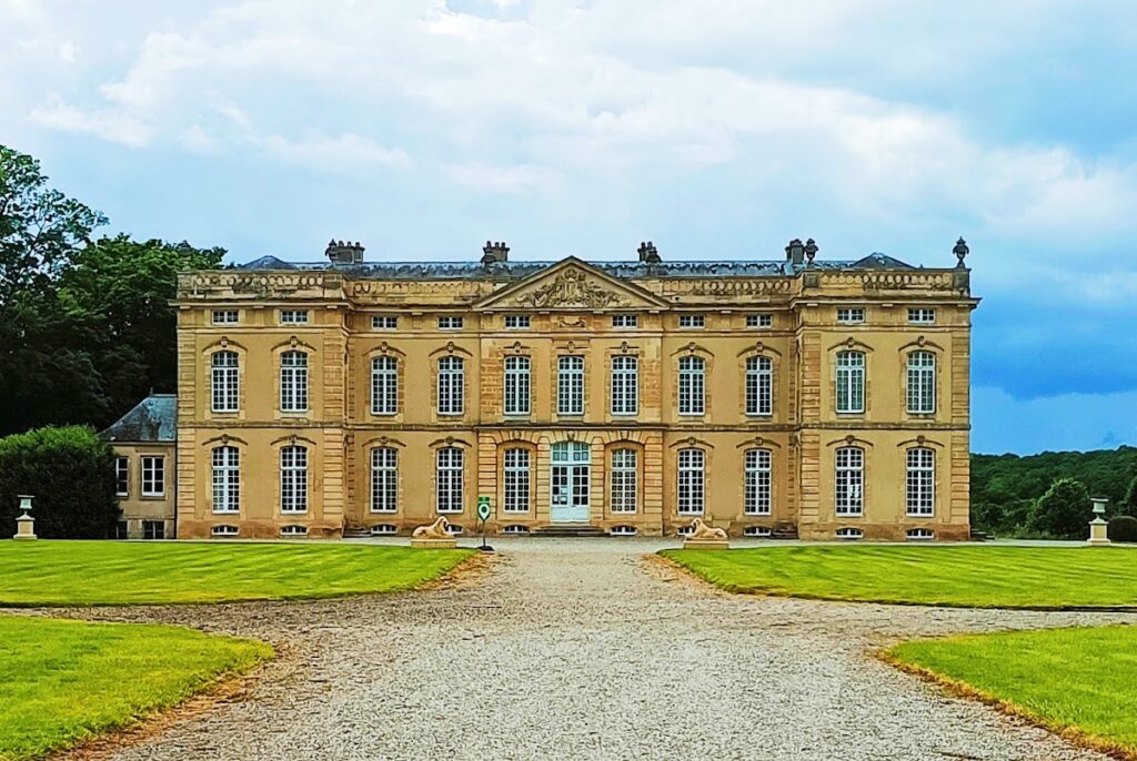 Château du Bourg-Saint-Léonard: An Eighteenth-Century French Estate Residence 1 Château du Bourg-Saint-Léonard