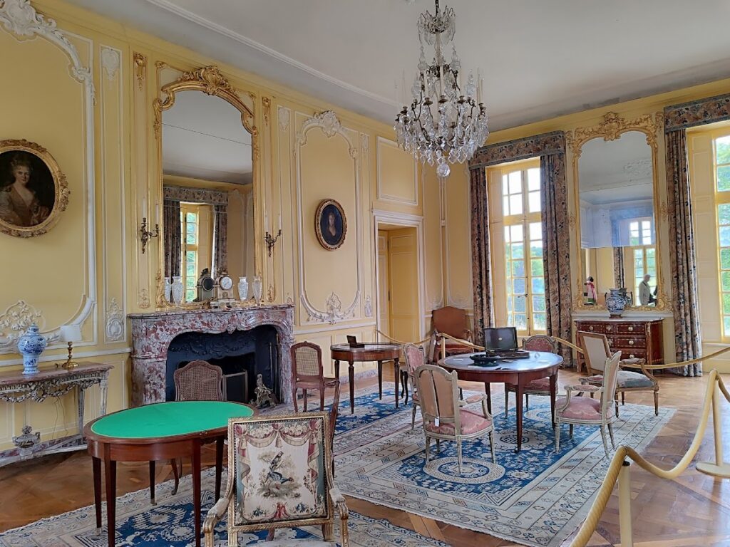 Château du Bourg-Saint-Léonard: An Eighteenth-Century French Estate Residence 5 Château du Bourg-Saint-Léonard