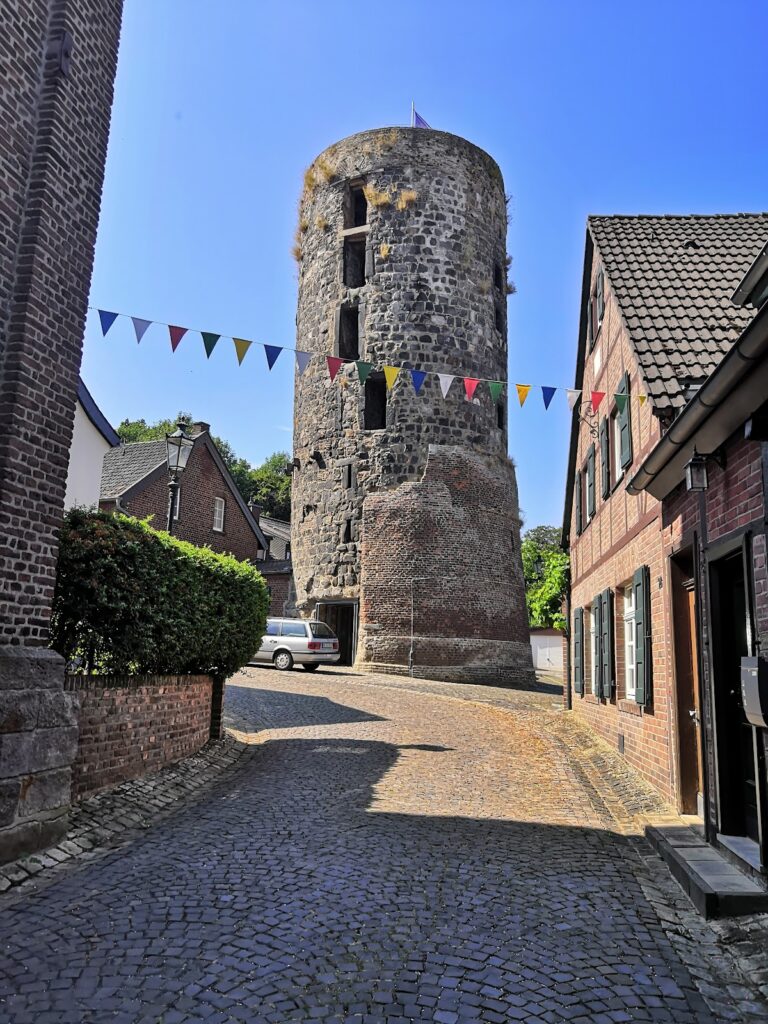 Schloss Liedberg: A State Castle of the Electorate of Cologne 2 Schloss Liedberg