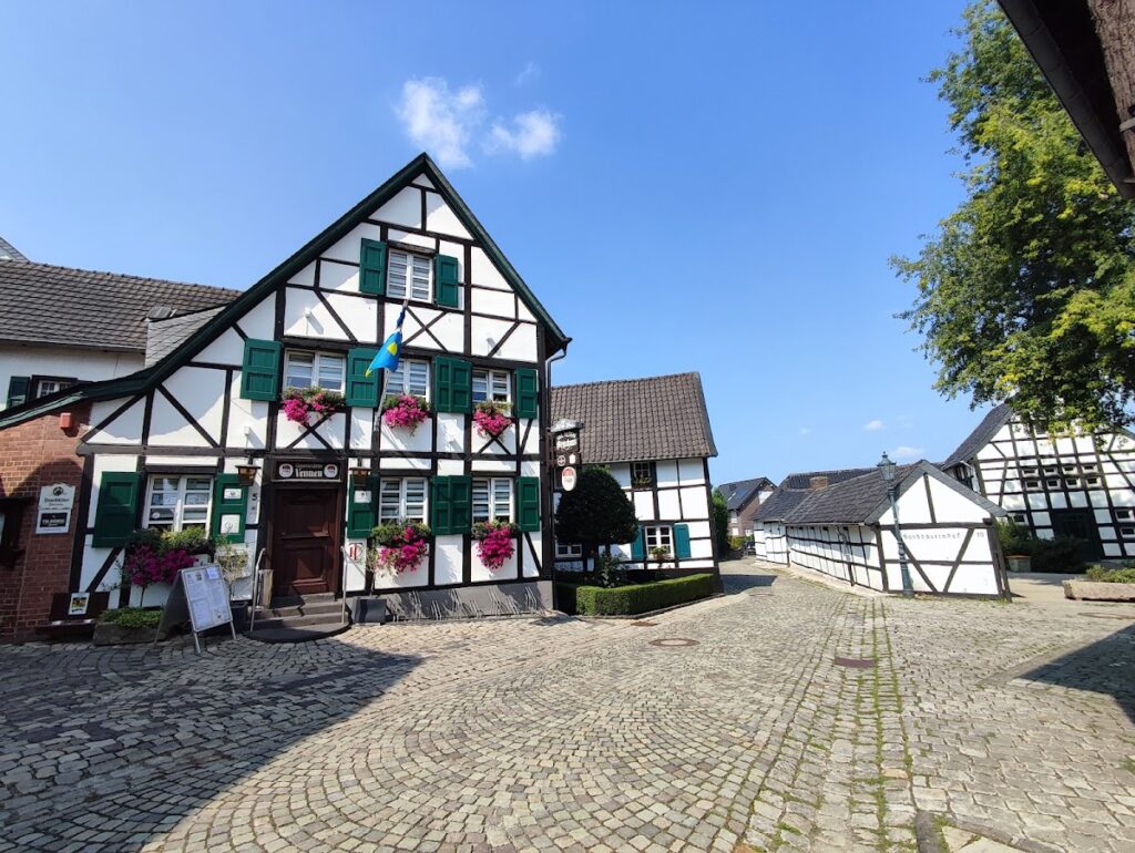 Schloss Liedberg: A State Castle of the Electorate of Cologne 3 Schloss Liedberg