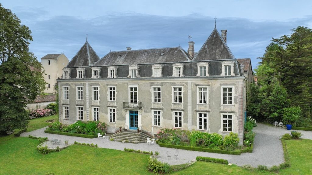 Château d'Estrac: An Eighteenth-Century Classical Residence in Hastingues, France 1 Château d'Estrac