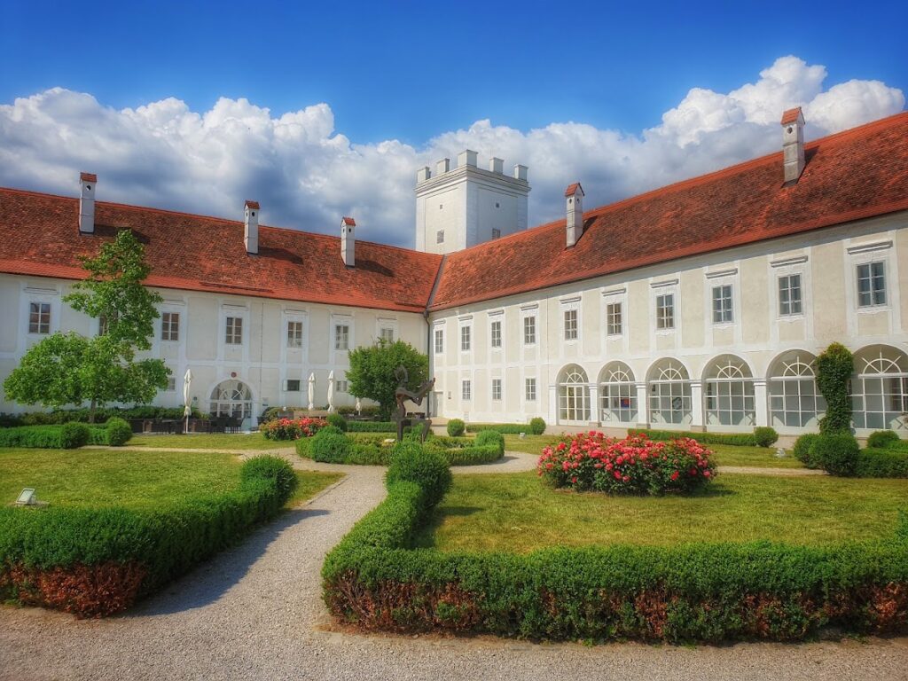 Schloss Ennsegg: A Historic Castle and Cultural Centre in Enns 1 Schloss Ennsegg