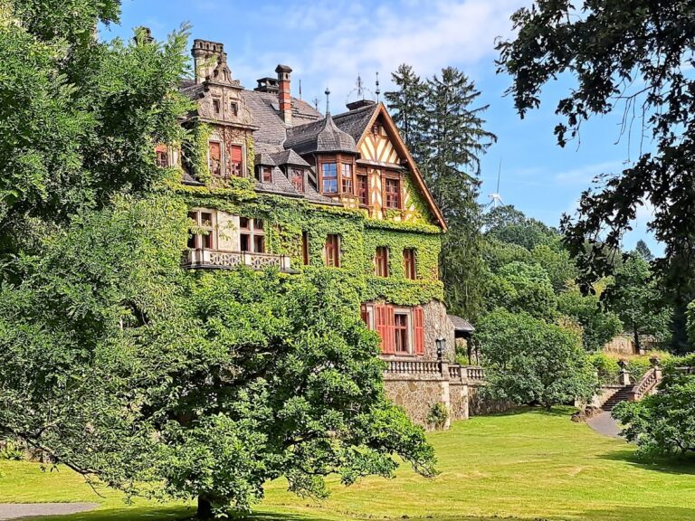 Schloss Ramholz: A Historicist Castle Estate in Germany