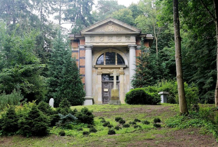 Schloss Kaarz: A Neoclassical Manor House in Germany