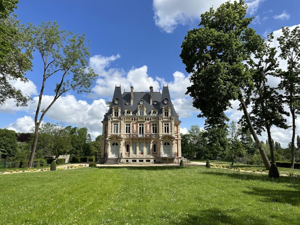 Château de L'Isle-Adam: A Historic Estate on the Oise 1 Château de L'Isle-Adam
