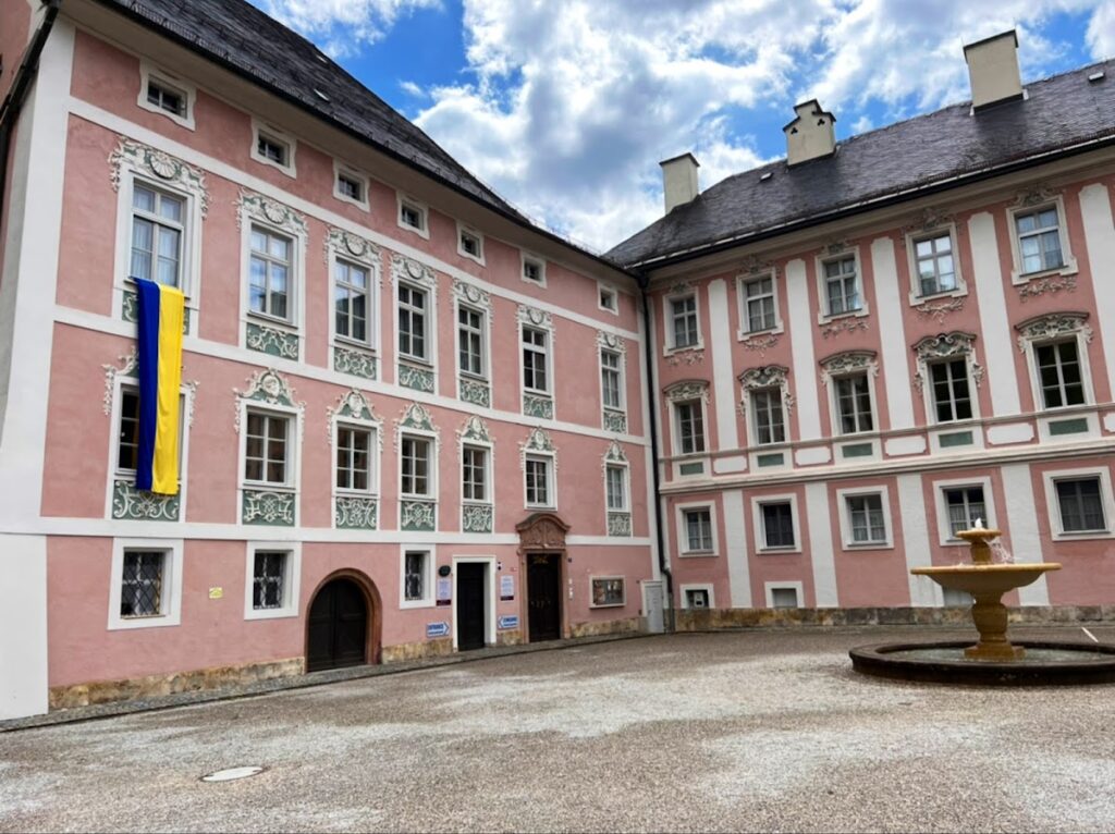 Schloss Berchtesgaden: An Augustinian Foundation and Bavarian Royal Residence 1 Schloss Berchtesgaden