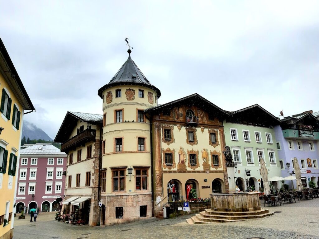 Schloss Berchtesgaden: An Augustinian Foundation and Bavarian Royal Residence 5 Schloss Berchtesgaden