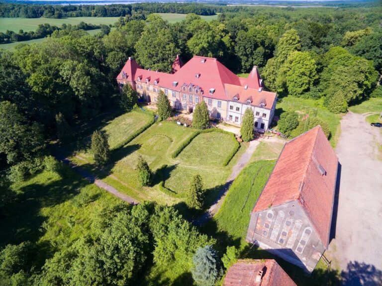 Sztynort Palace: The Lehndorff Family Estate in Poland