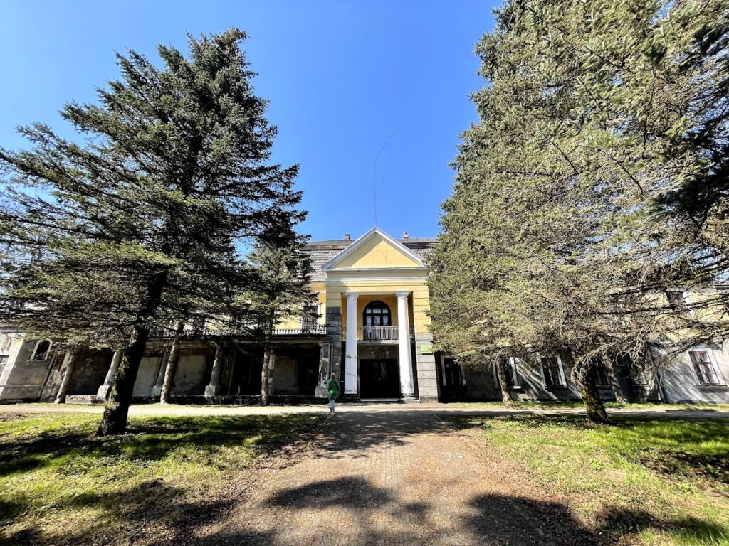 Didushytski Palace in Neslukhiv: A Classical Estate and Landscape Park 1 Didushytski palace in Neslukhiv