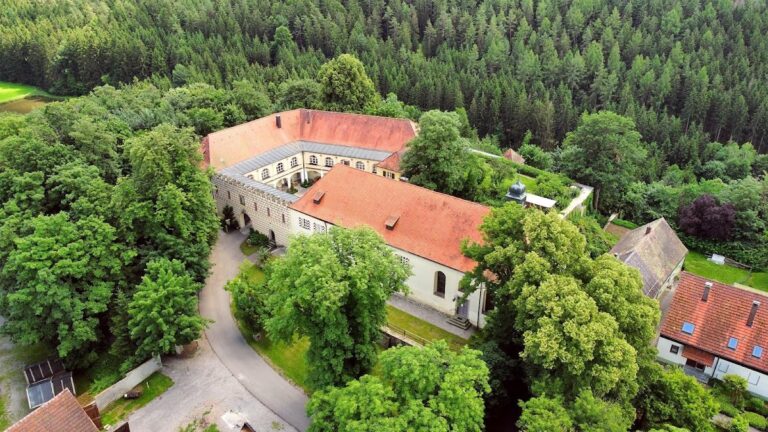 Schloss Guteneck: A Medieval Castle Complex in Germany