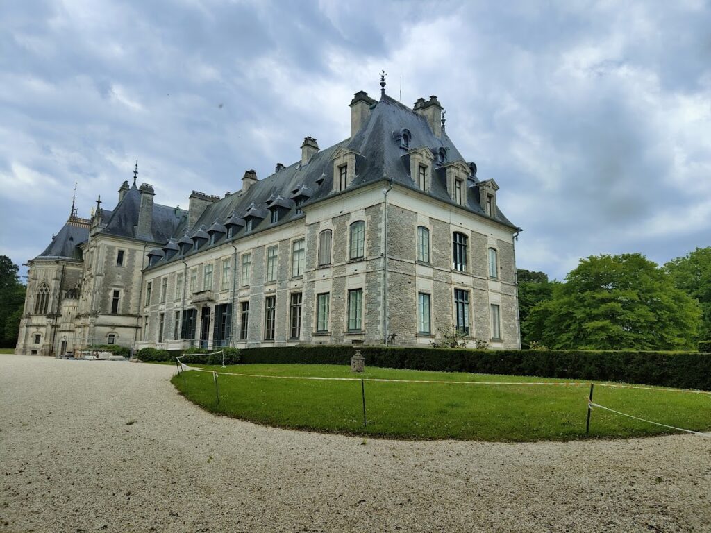 Menetou-Salon Castle: A Medieval Fortress Transformed into a Neo-Gothic Residence 3 château de Menetou-Salon