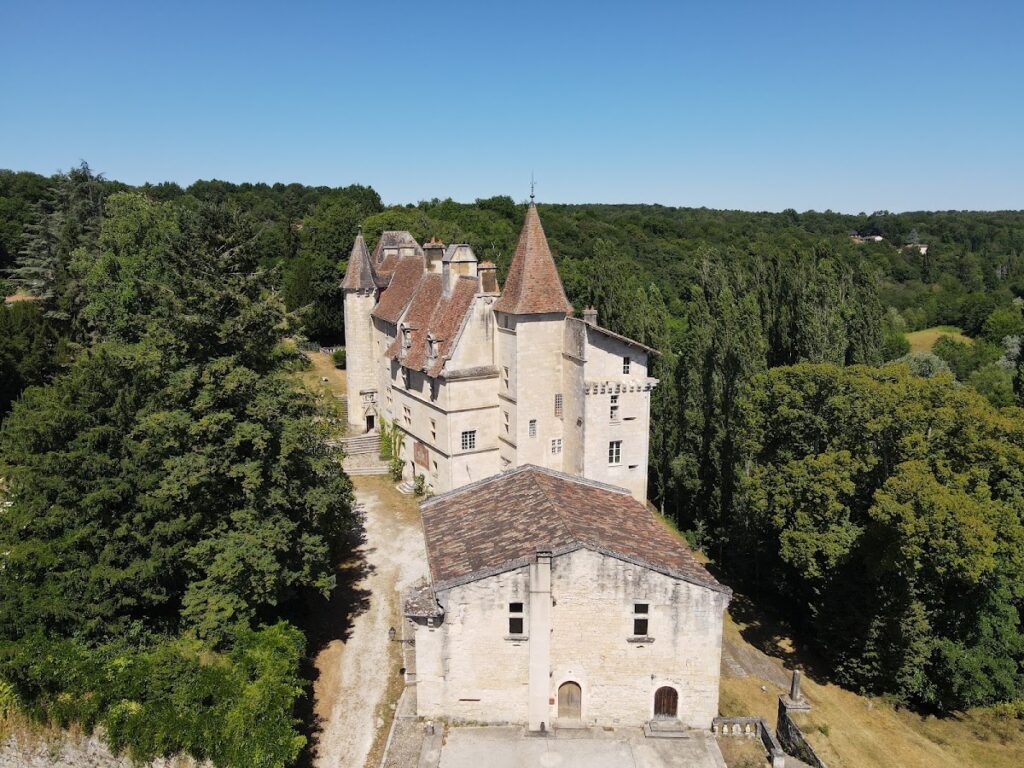 Château de Château-l'Évêque: A Historic Episcopal Fortress in France 2 Château de Château-l'Évêque
