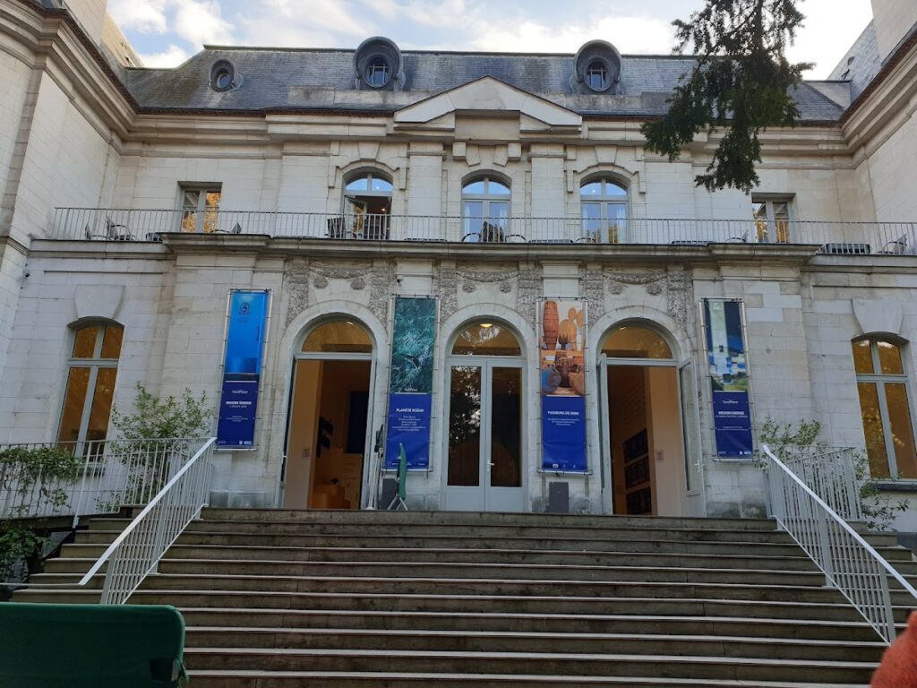 Château de Longchamp: A Historic Pavilion and Estate in Paris 2 Château de Longchamp