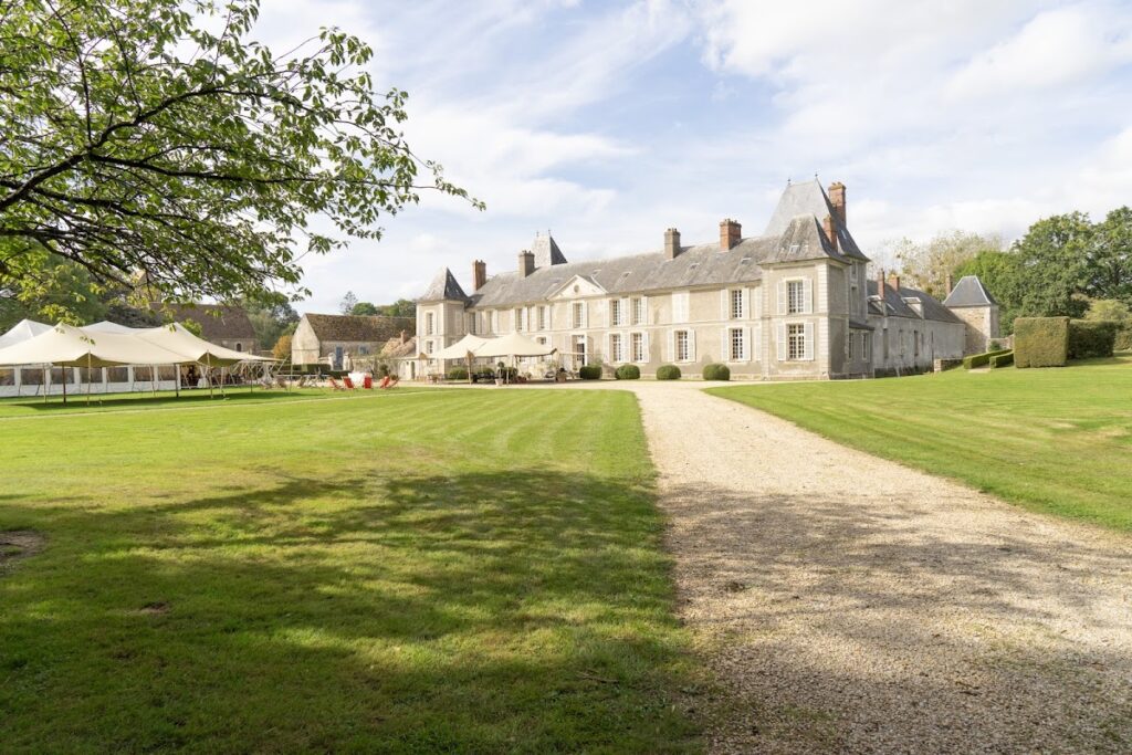 Château de Janvry: A Louis XIII-Style Residence in France 1 Château de Janvry