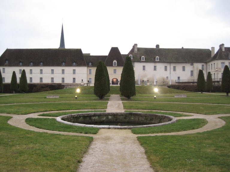 Château de Gilly-lès-Cîteaux: A Former Cistercian Priory and Château in France