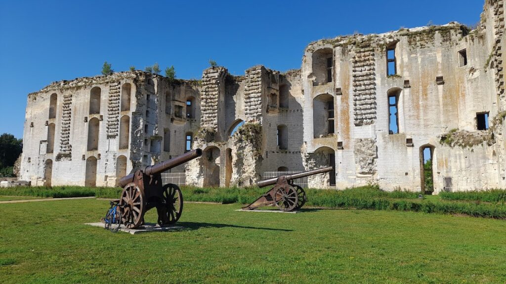 Château de La Ferté-Milon: A Late Medieval Fortress in France 1 Château de La Ferté-Milon