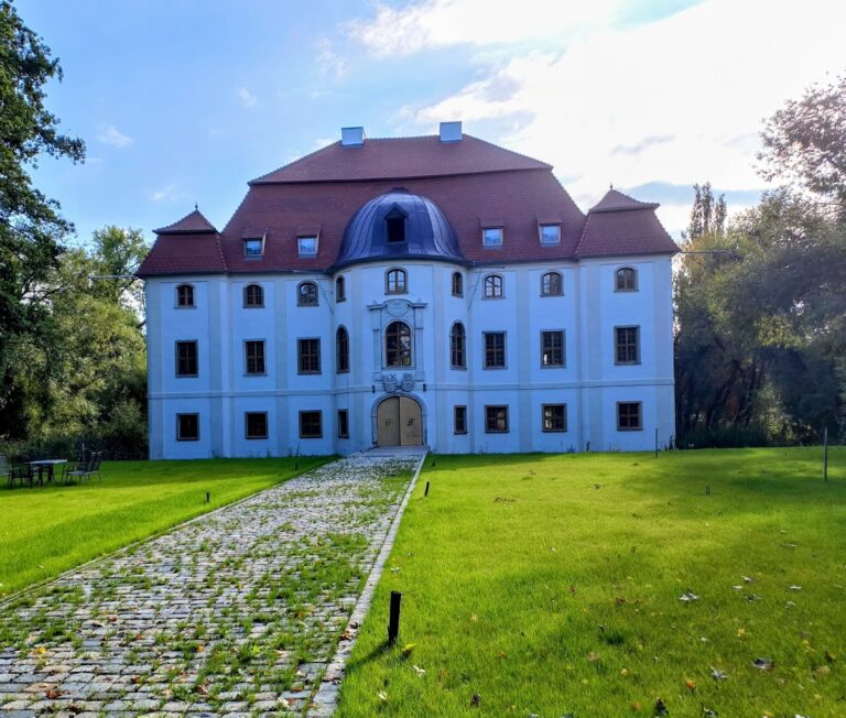 Pürkelgut Castle: A Former Water Castle in Regensburg