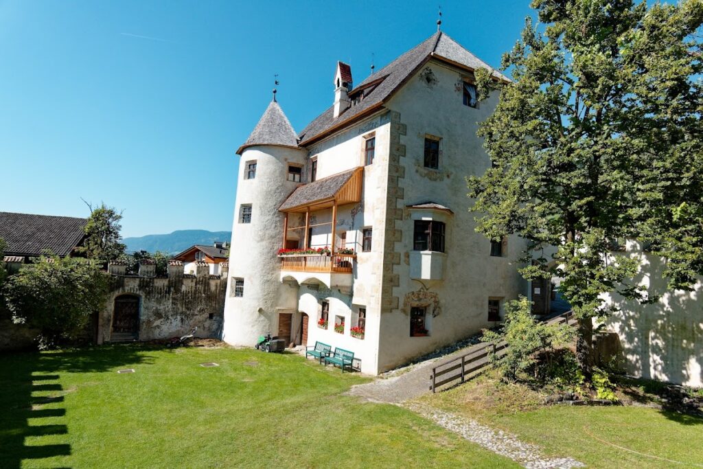 Velthurns Castle: A Late-Renaissance Residence of the Prince-Bishops of Brixen 2 Velthurns Castle