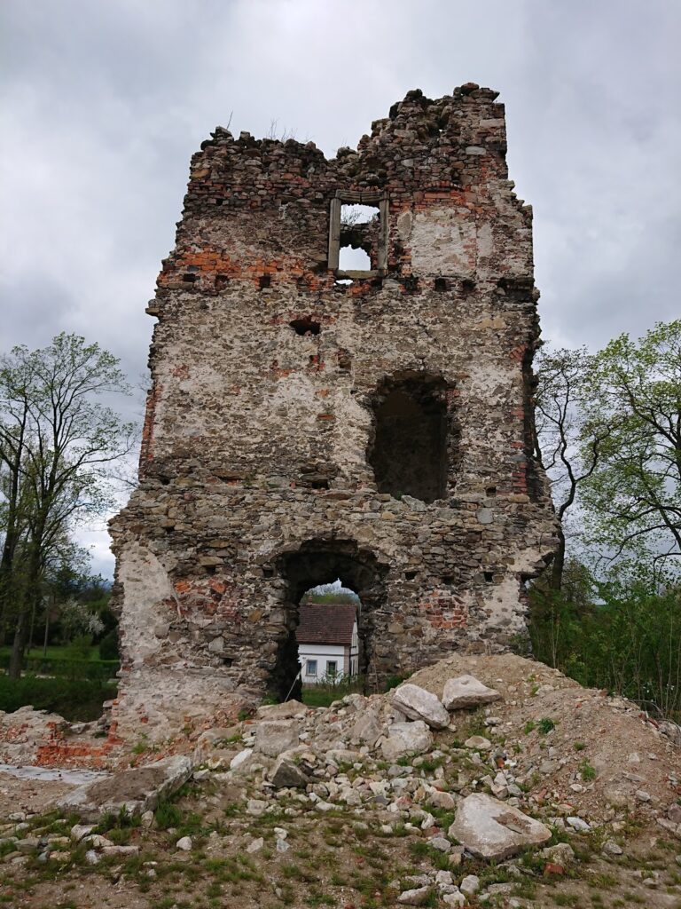Castle in Stara Kamienica: A Renaissance Fortified Residence in Poland