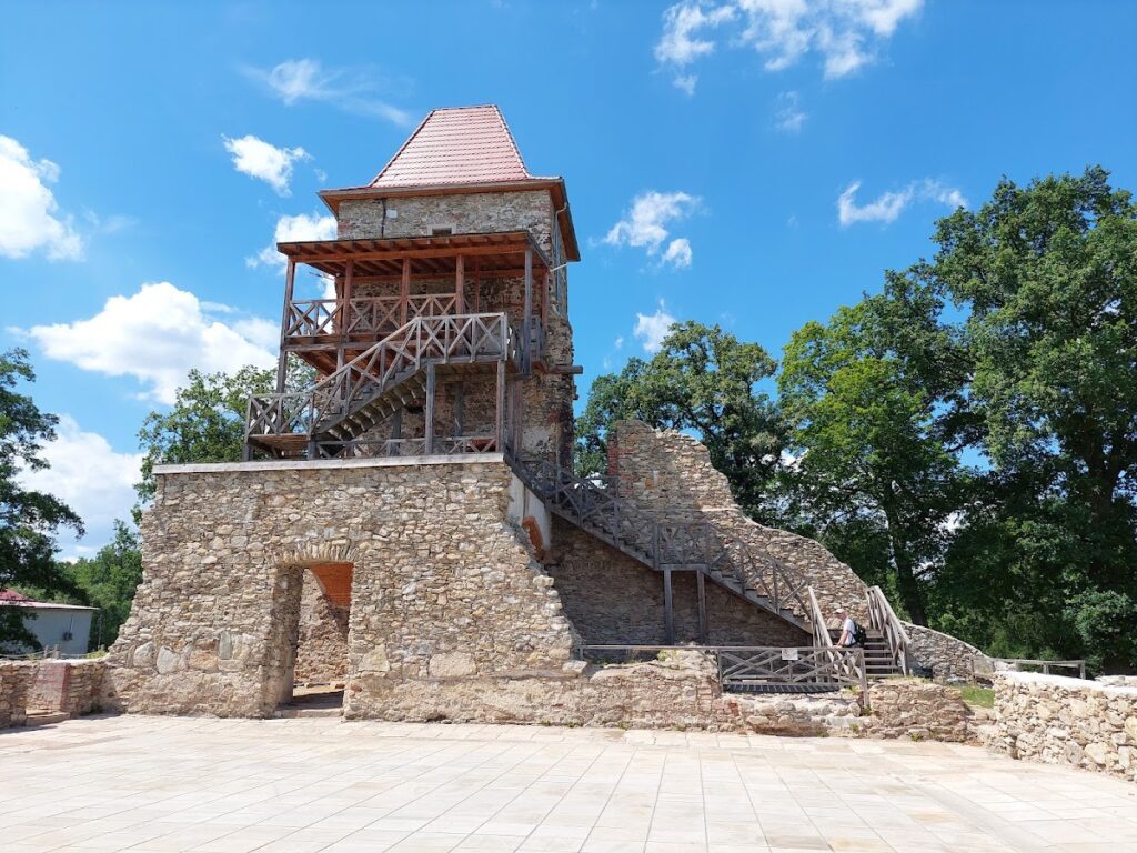 Castle in Stara Kamienica: A Renaissance Fortified Residence in Poland 3 Castle in Stara Kamienica