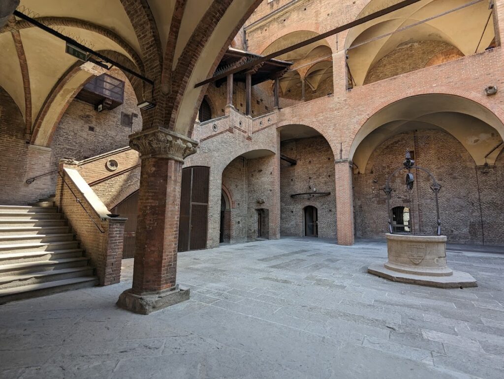 Palazzo Re Enzo: A Medieval Civic Palace in Bologna 4 Palazzo Re Enzo