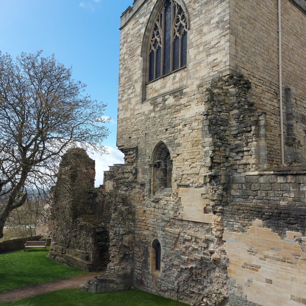 Lincoln Medieval Bishop's Palace: A Medieval Episcopal Residence in England 1 Lincoln Medieval Bishop's Palace