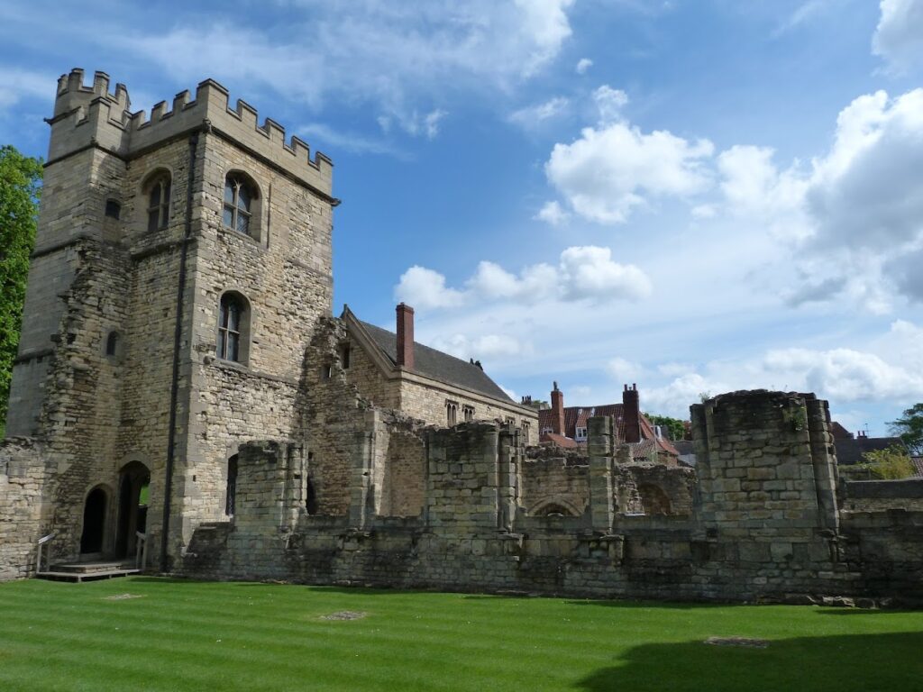 Lincoln Medieval Bishop's Palace: A Medieval Episcopal Residence in England 2 Lincoln Medieval Bishop's Palace