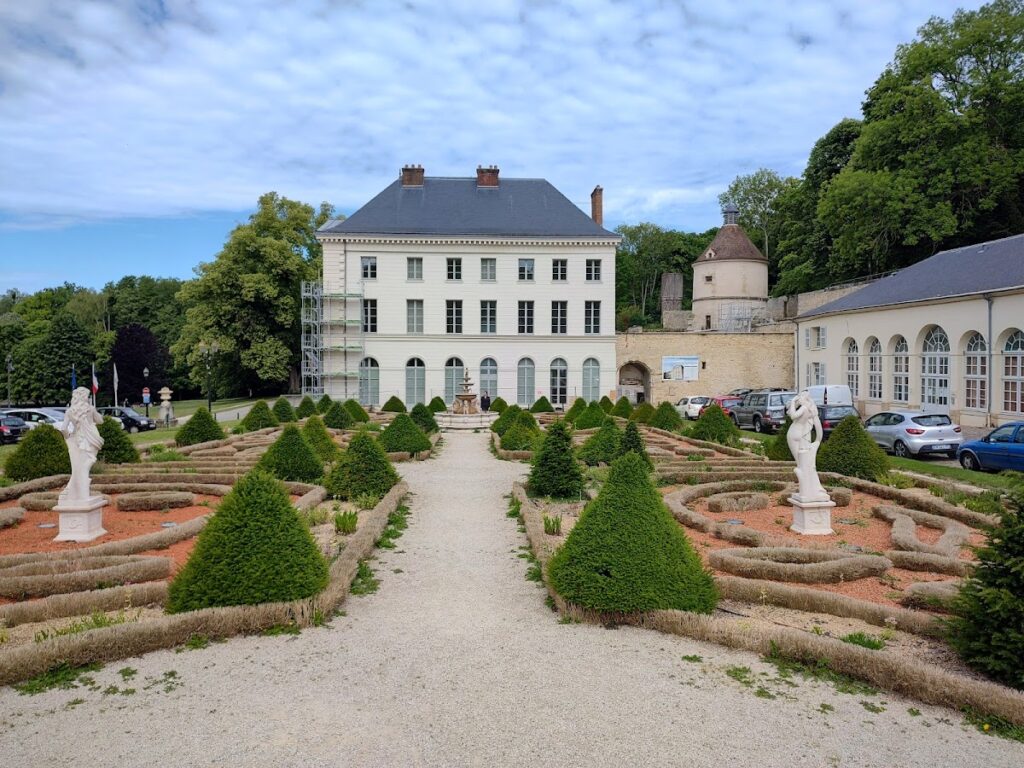 Château de Grouchy: A Historic Château and Municipal Estate in France 1 Château de Grouchy