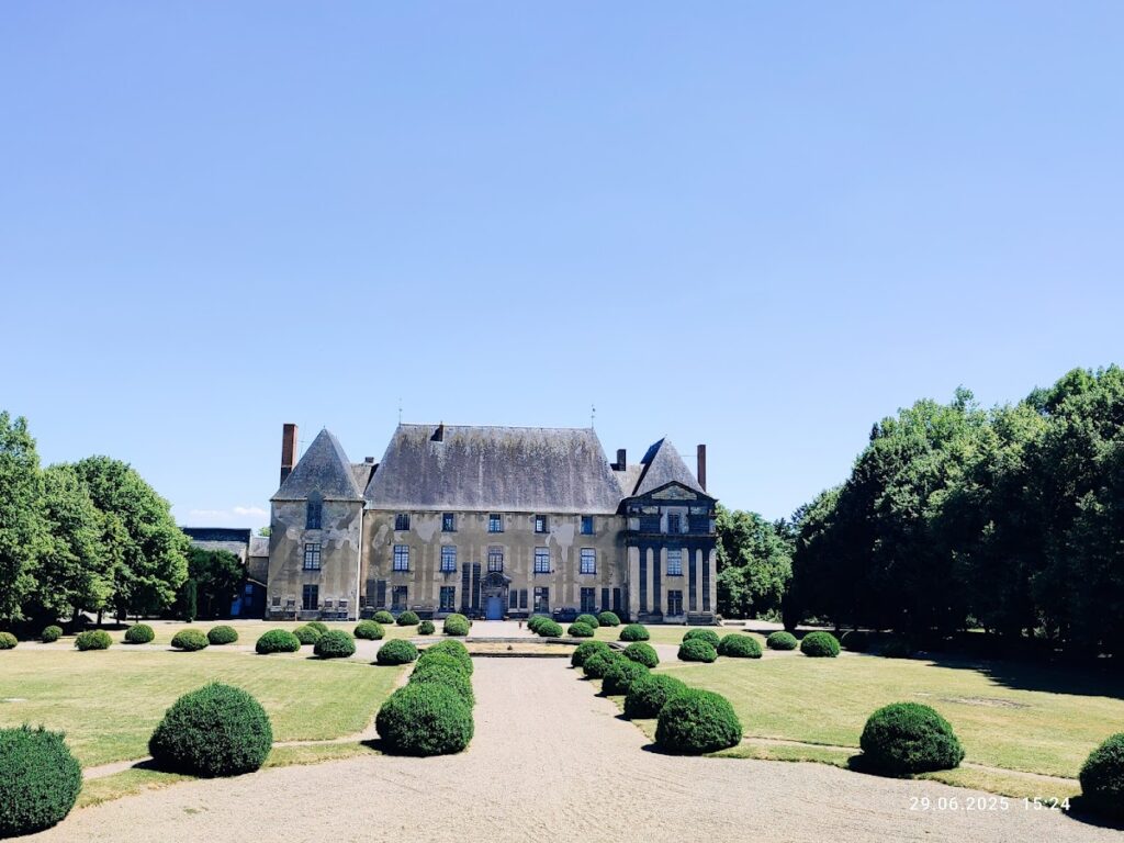 Château d'Effiat: A Seventeenth-Century Classical Estate in France 1 Château d'Effiat