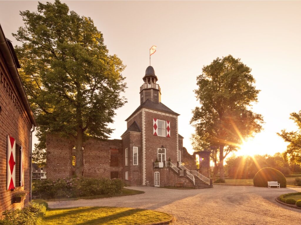 Hertefeld Castle: A Historic Castle Estate in Germany 4 Hertefeld Castle