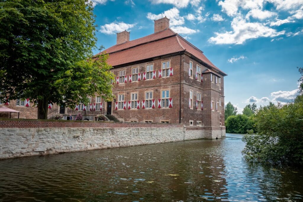 Schloß Oberwerries: A Moated Manor House in Hamm, Germany 1 Schloß Oberwerries