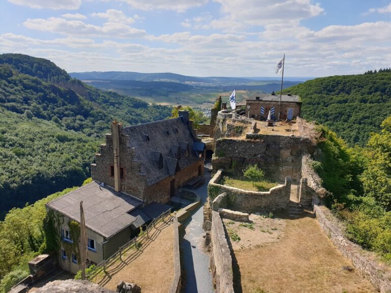 Veldenz Palace: Ancestral Castle and Administrative Center