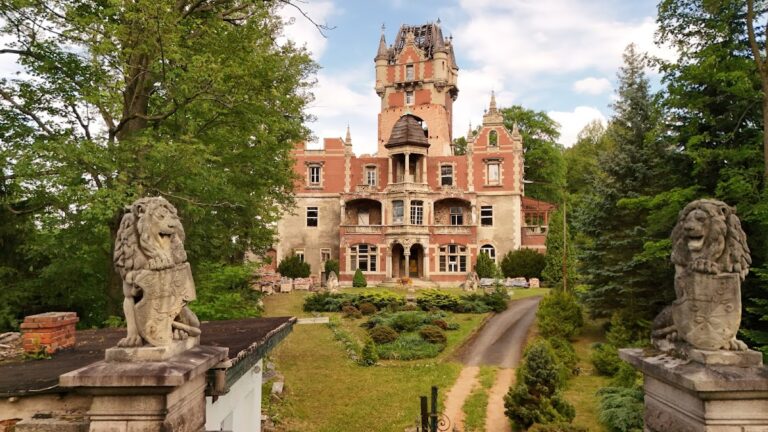 Palace in Bobrów: A Neo-Renaissance Residence in Poland