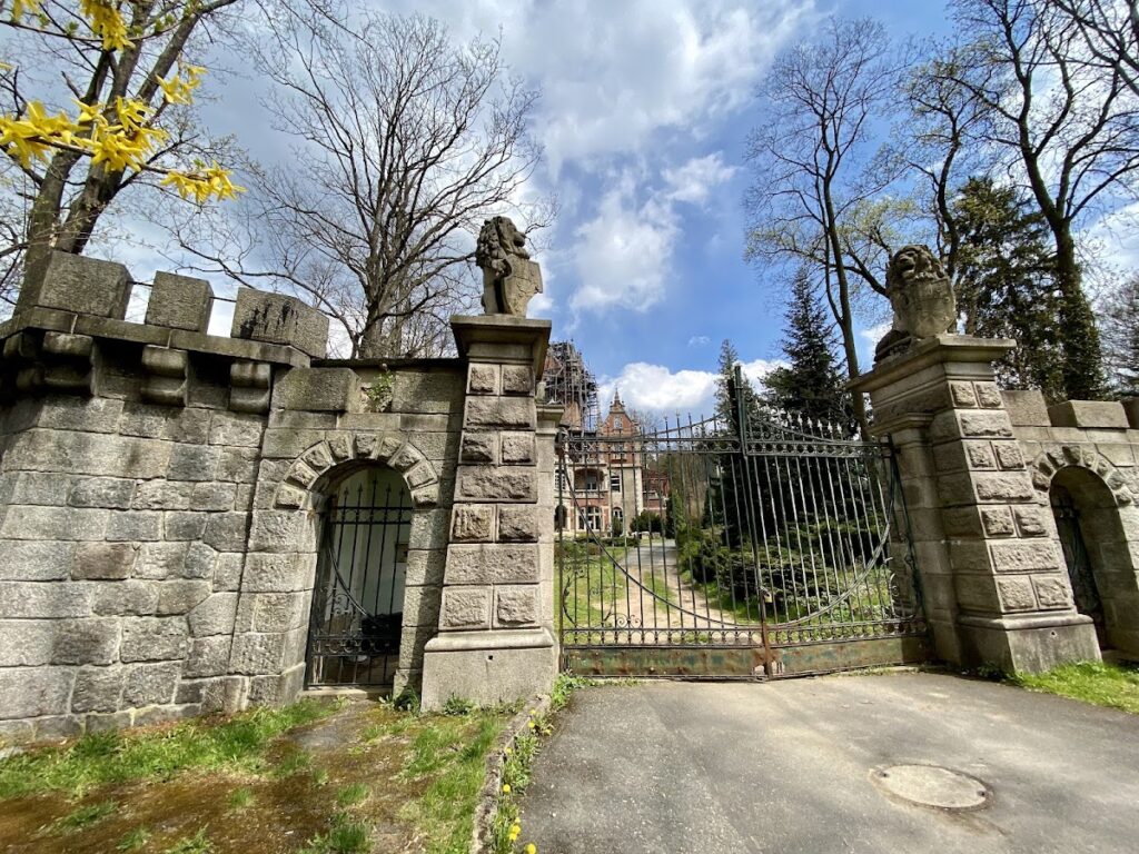 Palace in Bobrów: A Neo-Renaissance Residence in Poland 4 Palace in Bobrów