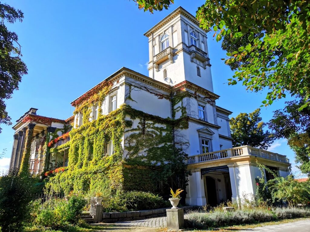 Palace in Morawa: A Historic Manor House and Estate Complex in Poland 3 Palace in Morawa
