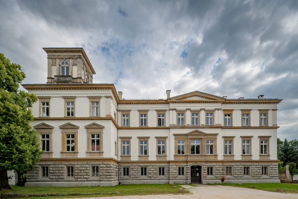Palace in Morawa: A Historic Manor House and Estate Complex in Poland 4 Palace in Morawa
