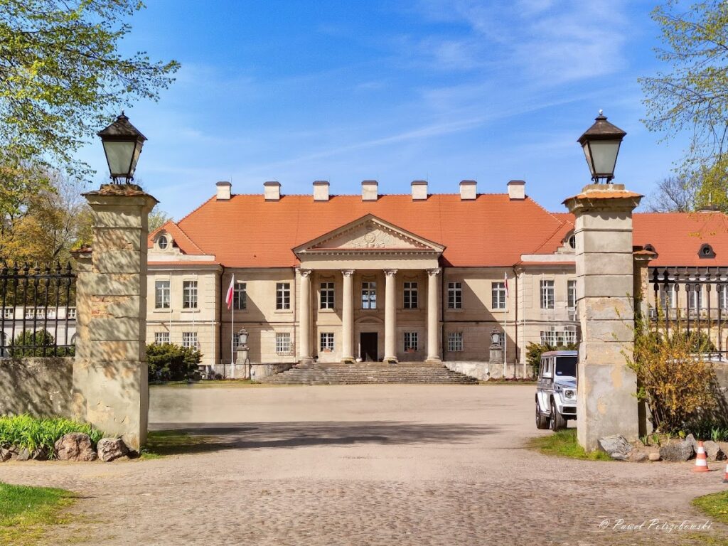 Czerniejewo Palace: A Classical Residence in Poland 4 Pałac w Czerniejewie