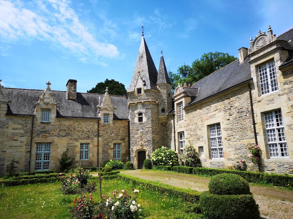 Château de Rochefort-en-Terre: A Medieval Fortress Recast as a Neo-Gothic Manor 1 Château de Rochefort-en-Terre