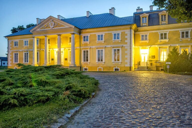 Racot Palace: A Classicist Estate in Poland