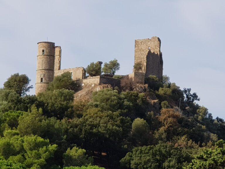 Château de Grimaud: A Medieval Hilltop Fortress in France