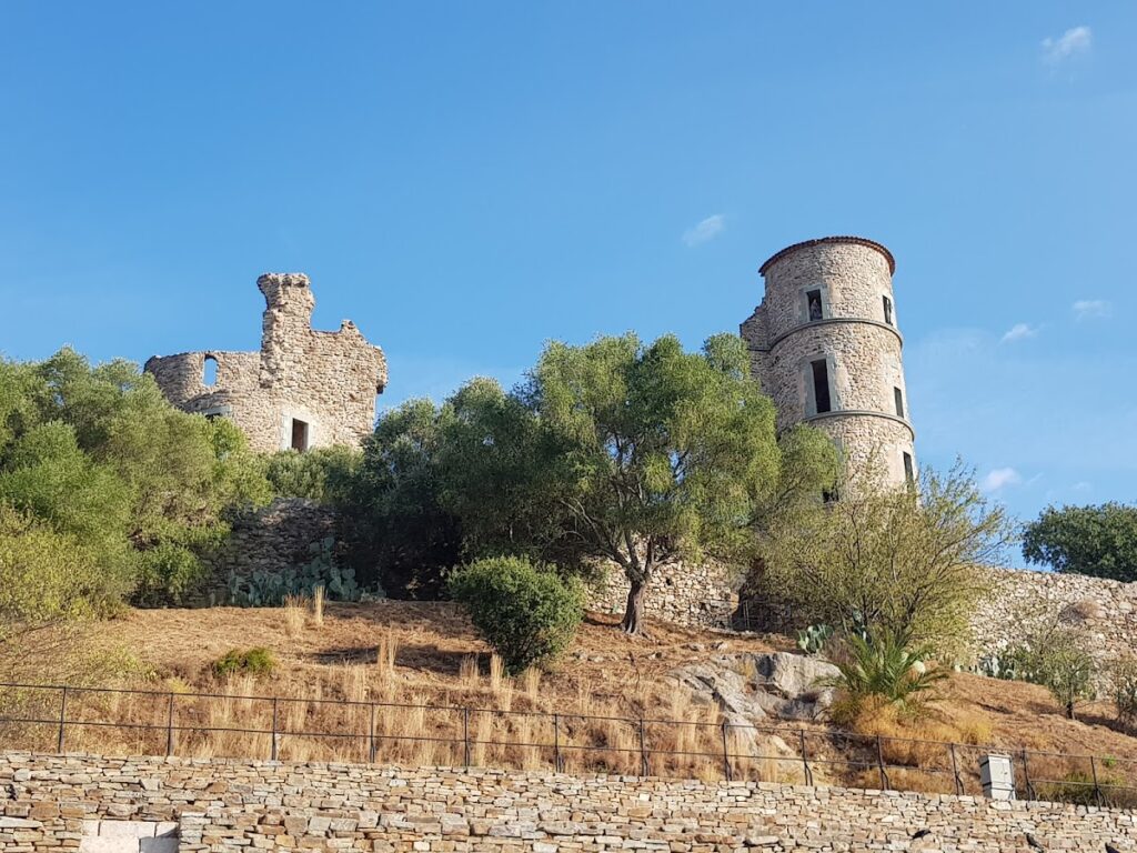 Château de Grimaud: A Medieval Hilltop Fortress in France 2 Château de Grimaud